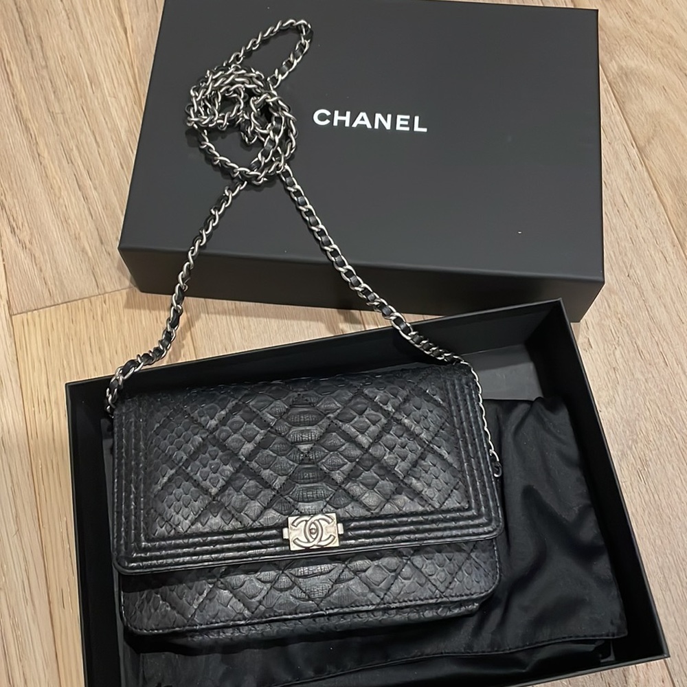 GUARANTEED AUTHENTIC Rare python matte black chanel boy wallet on a chain woc - Picture 3 of 12